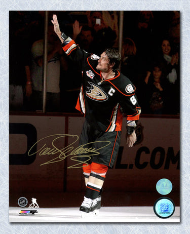 Teemu Selanne Autographed Anaheim Ducks Waving to Crowd 8x10 Photo